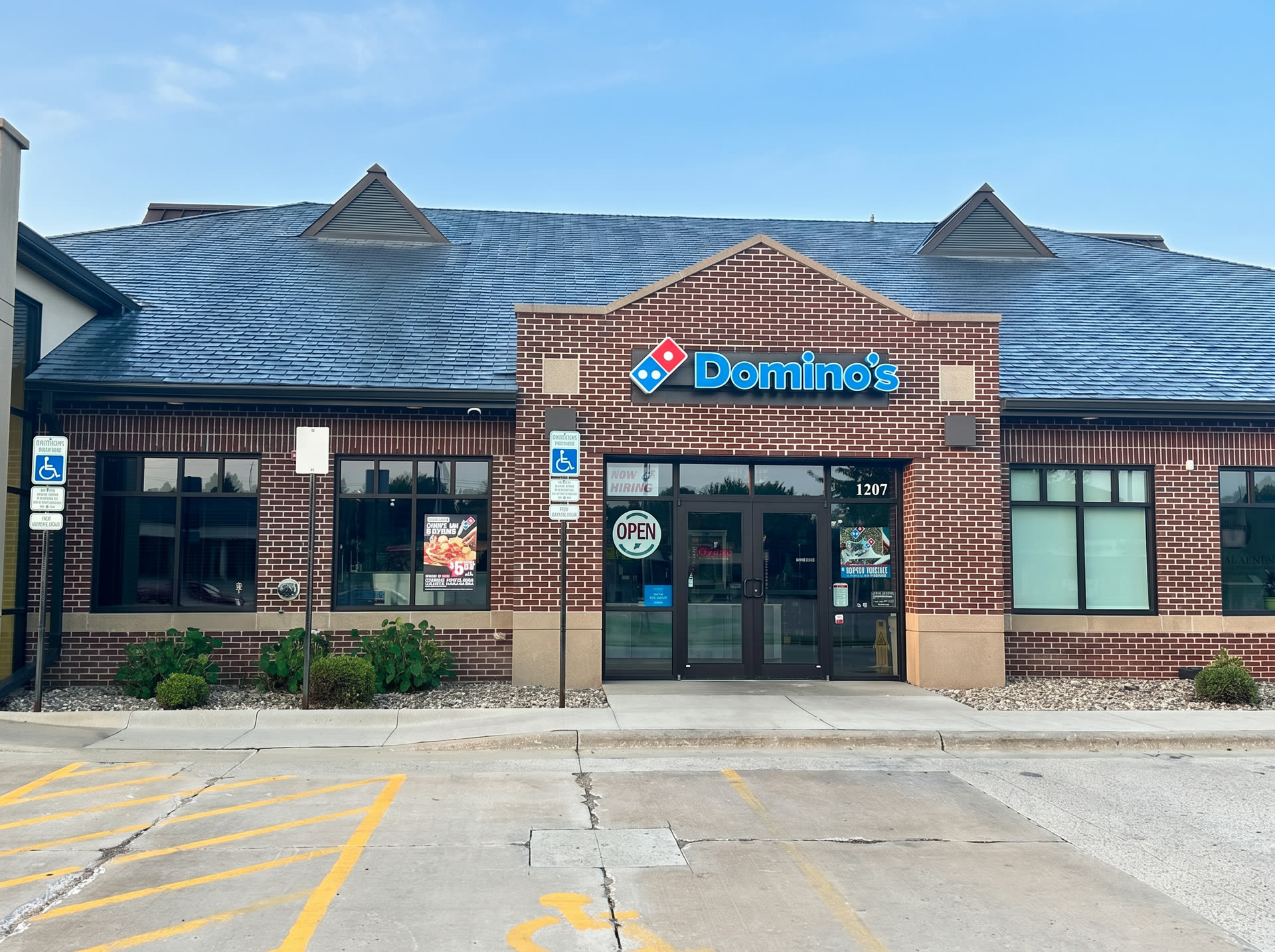 Brick restaurant and service building — Sioux Falls commercial real estate for sale